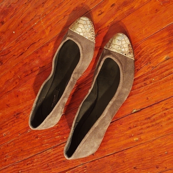 Ann Taylor Gray Suede Leather Flats with Silvery, Shiny Snakeskin Accents Sz 8 - Picture 1 of 10